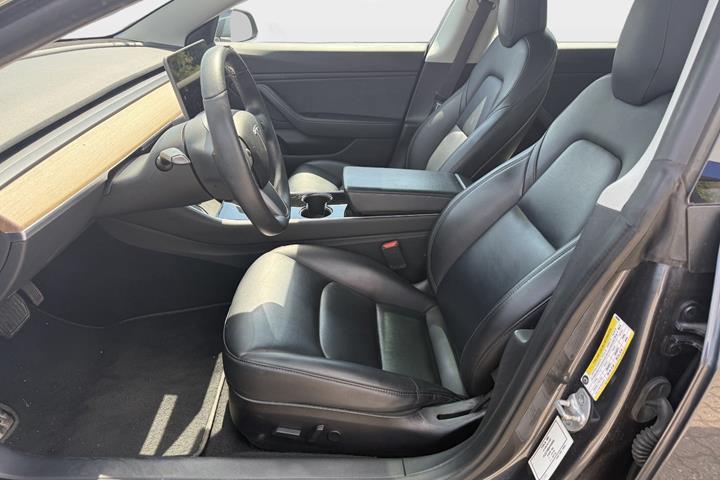 Grå Tesla Model 3 fra 2019