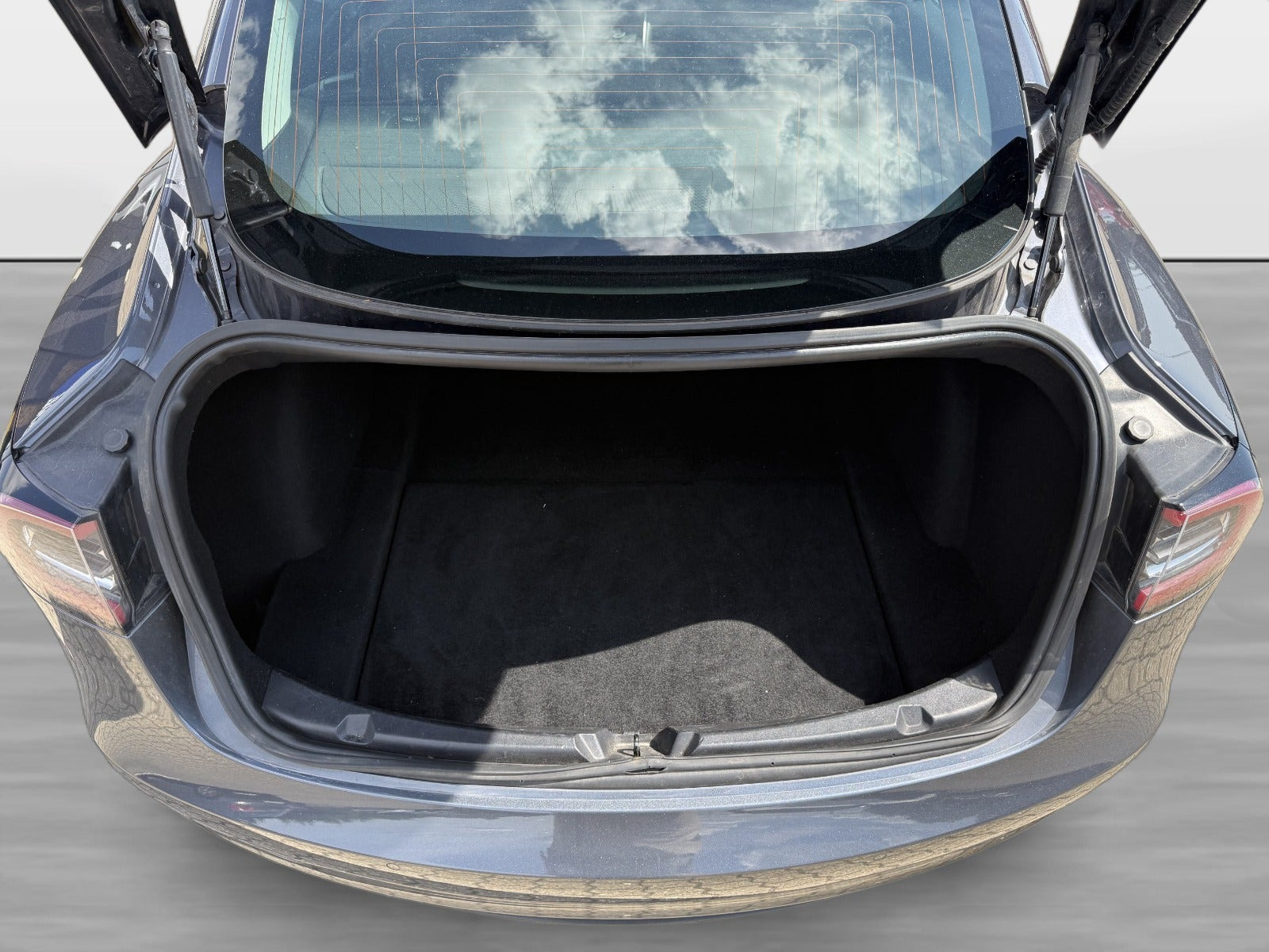 Grå Tesla Model 3 fra 2019