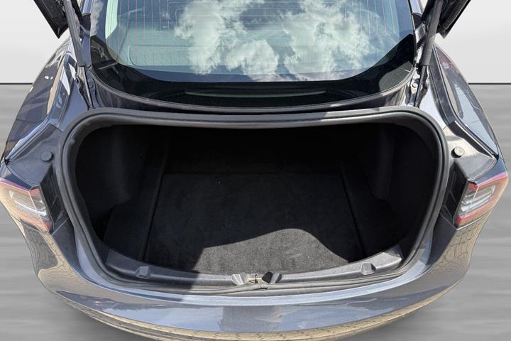 Grå Tesla Model 3 fra 2019