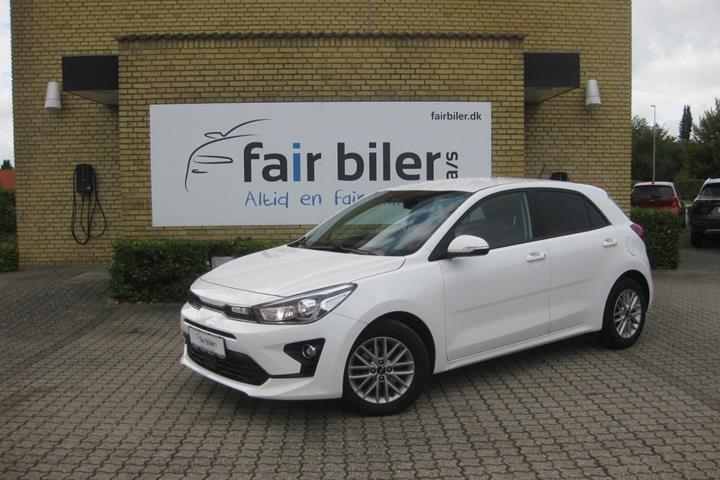 Hvid Kia Rio fra 2022 set udefra