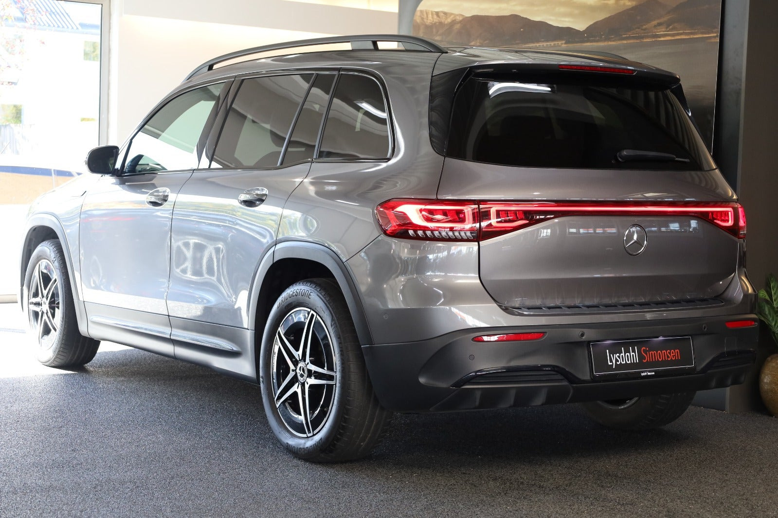 Grå Mercedes EQB250 fra 2022