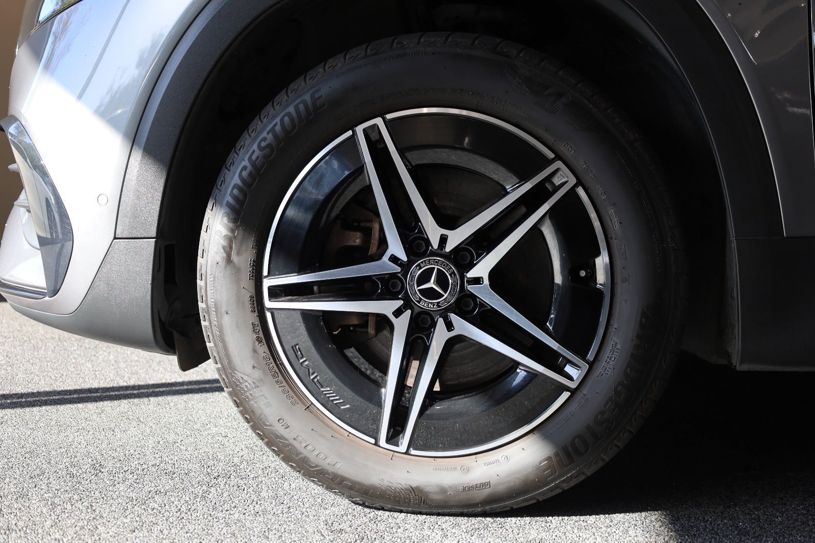 Grå Mercedes EQB250 fra 2022