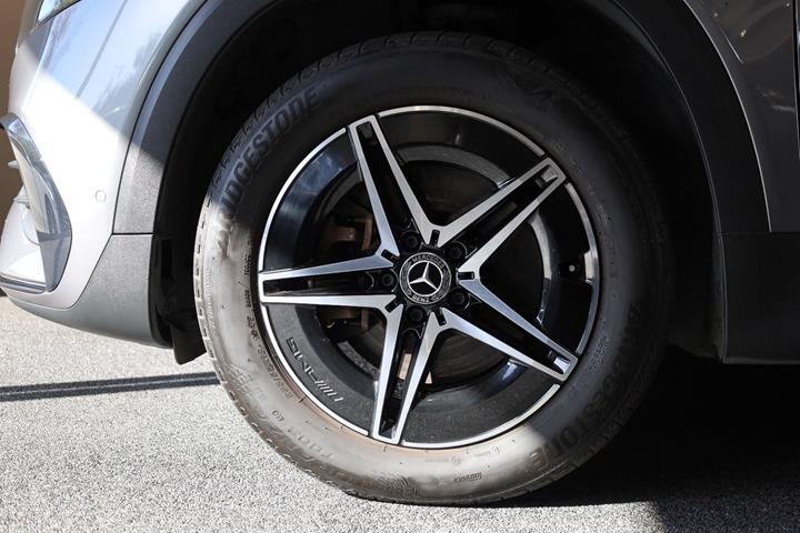 Grå Mercedes EQB250 fra 2022