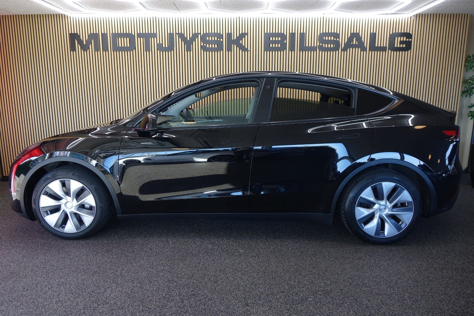 Sort Tesla Model Y fra 2023