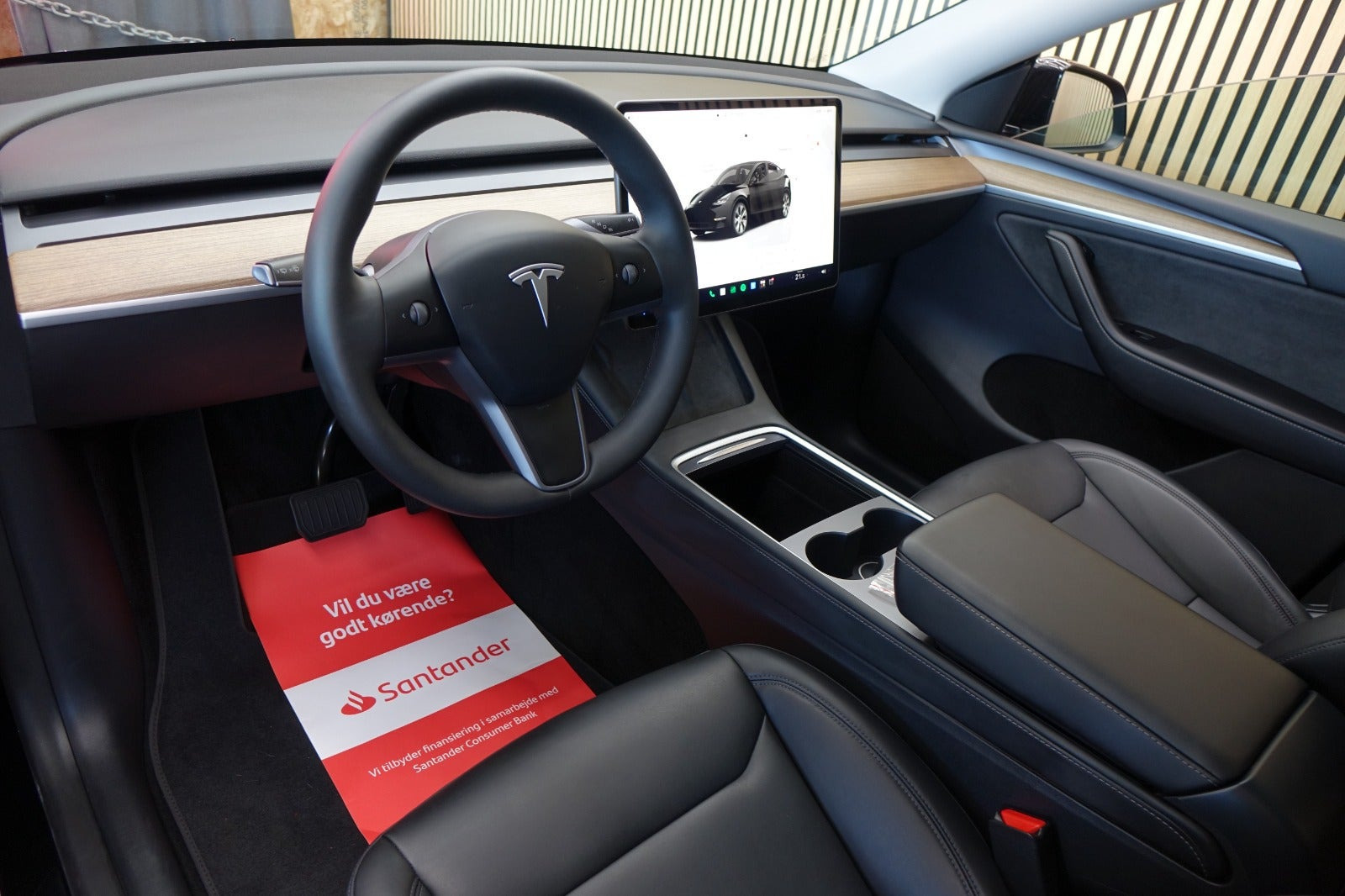 Sort Tesla Model Y fra 2023