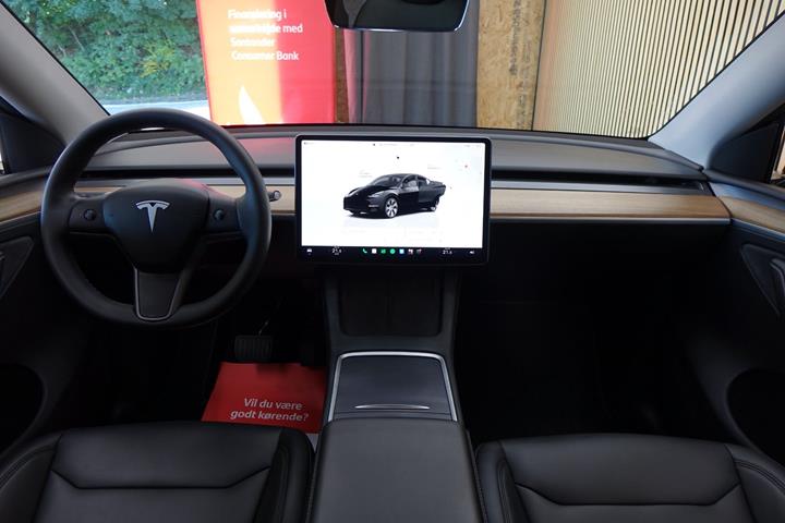 Sort Tesla Model Y fra 2023