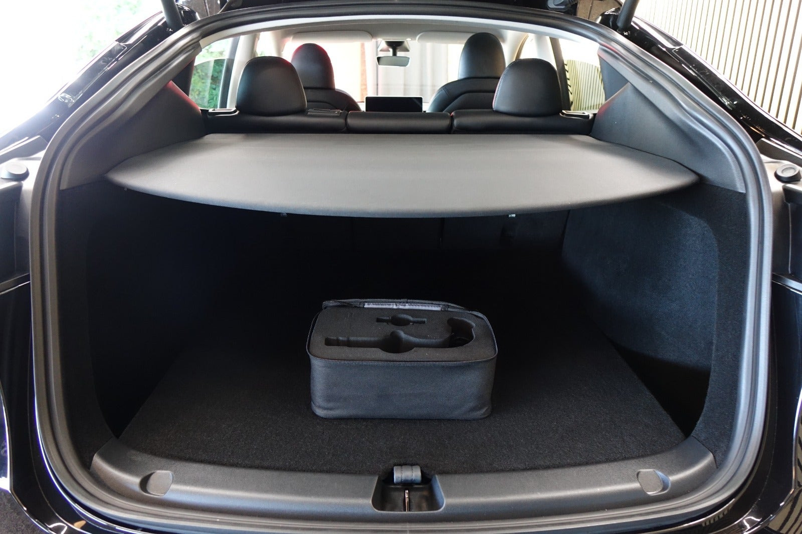 Sort Tesla Model Y fra 2023