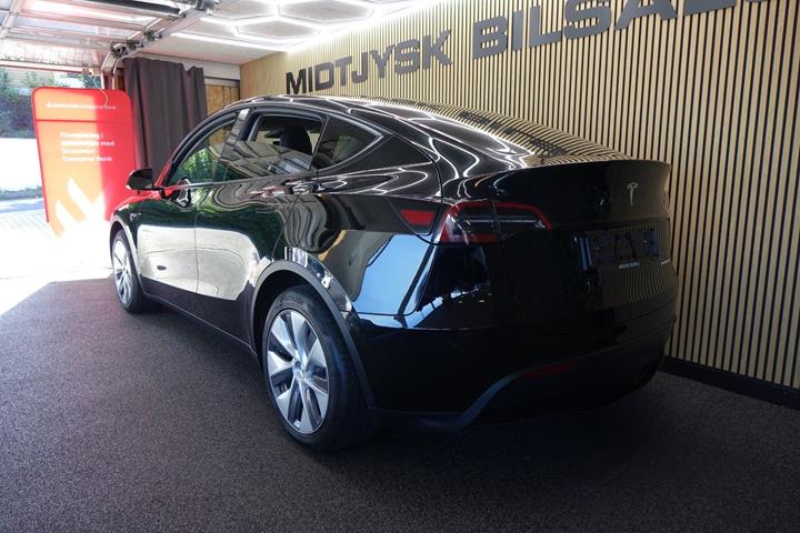 Sort Tesla Model Y fra 2023