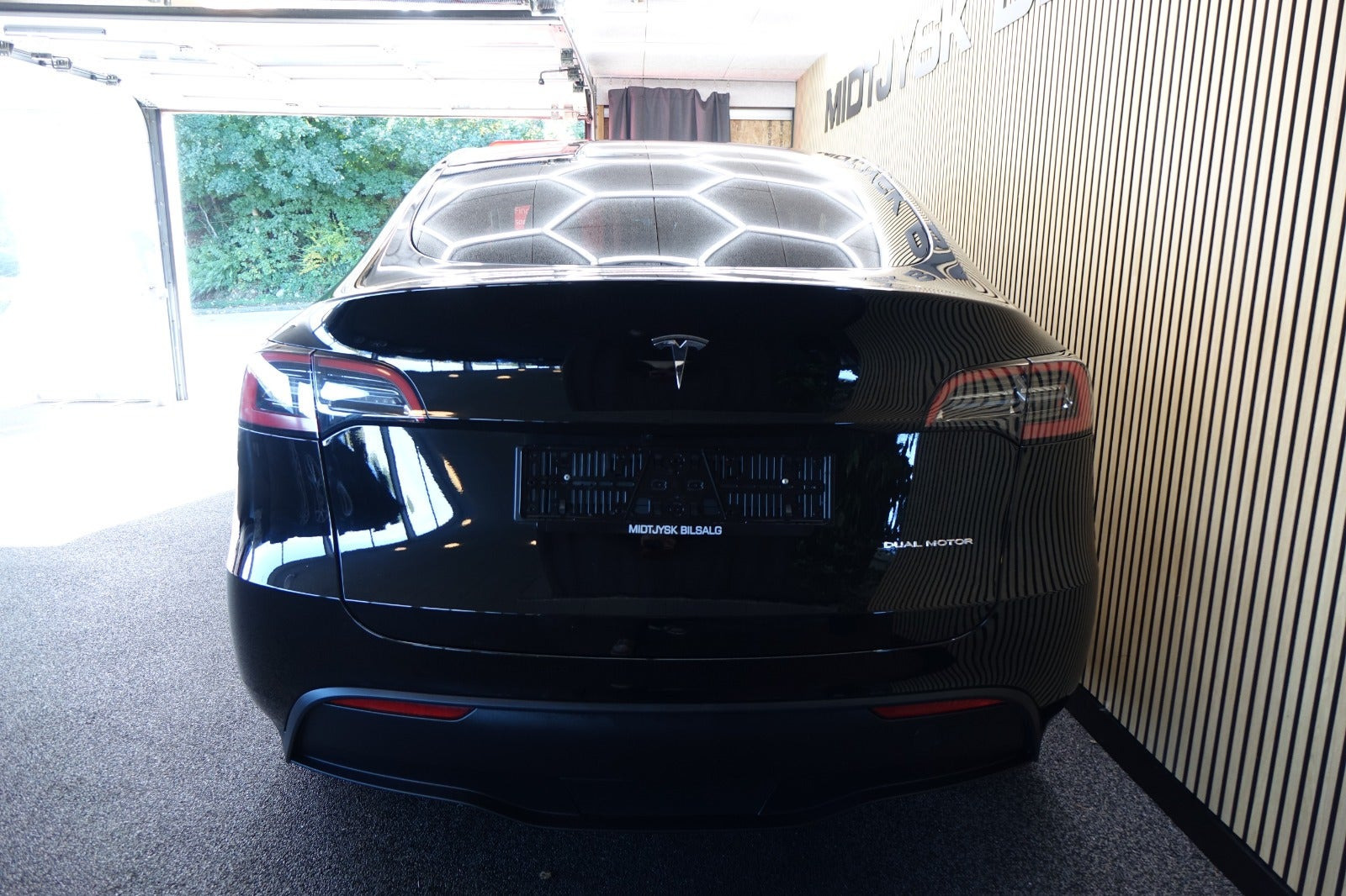Sort Tesla Model Y fra 2023
