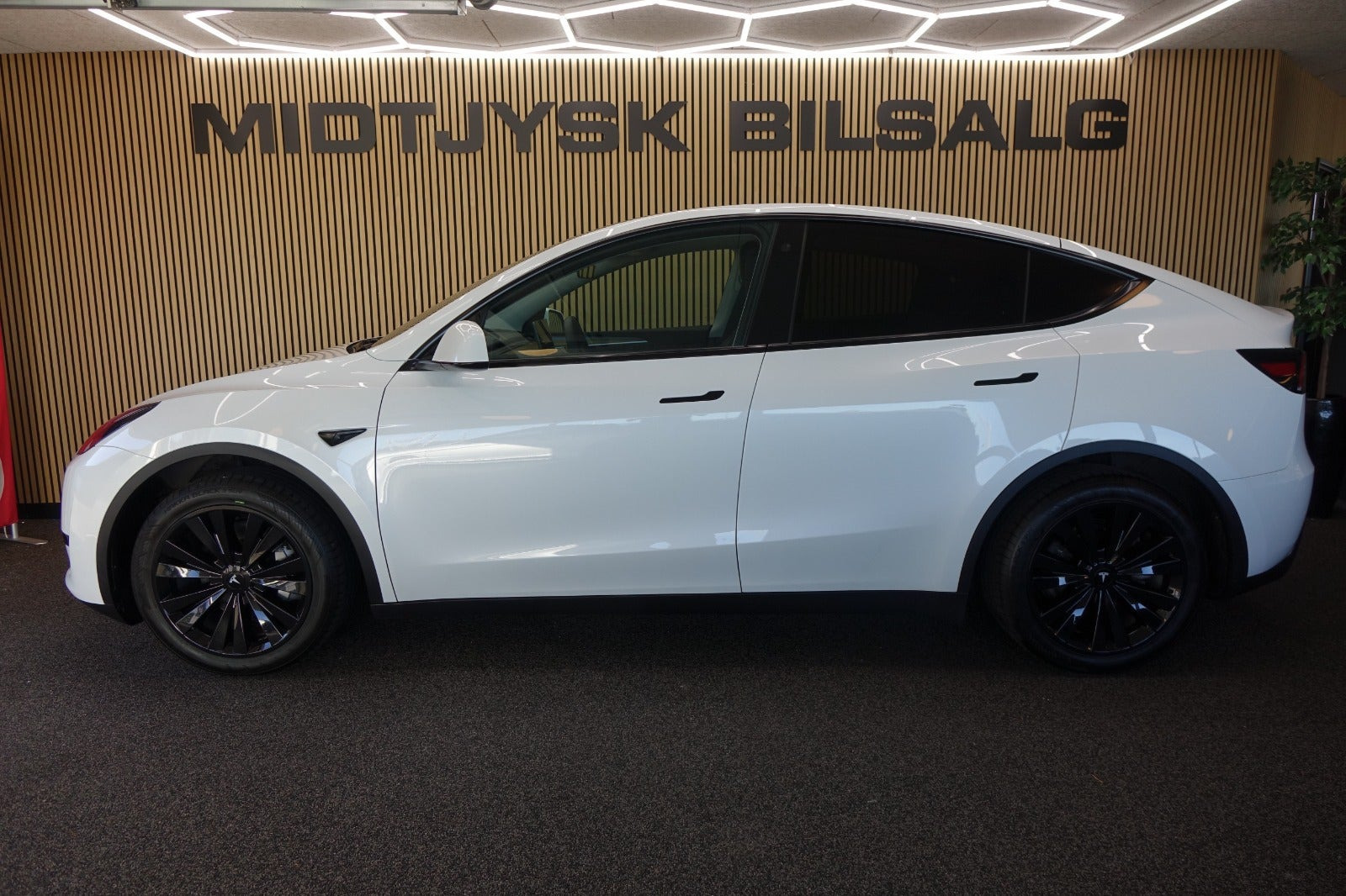 Hvid Tesla Model Y fra 2023