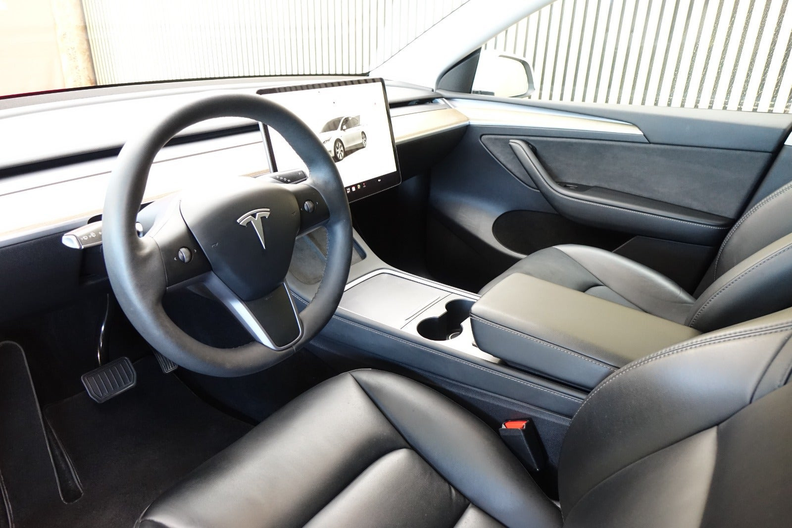 Hvid Tesla Model Y fra 2023