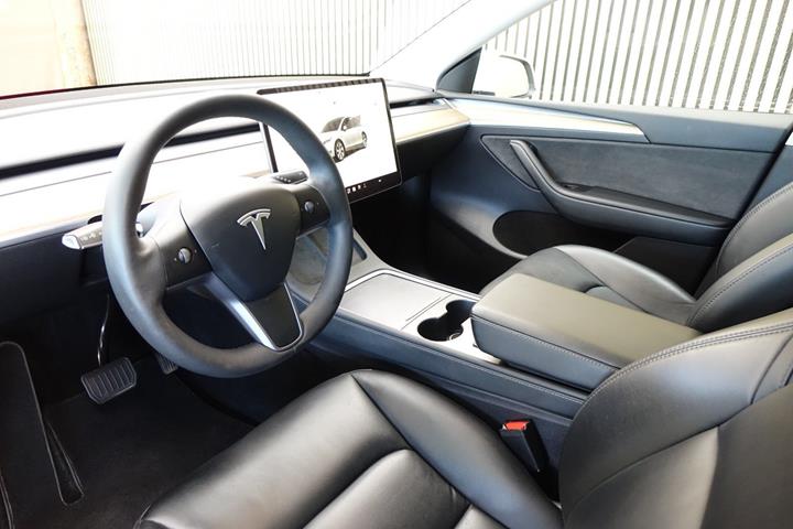 Hvid Tesla Model Y fra 2023