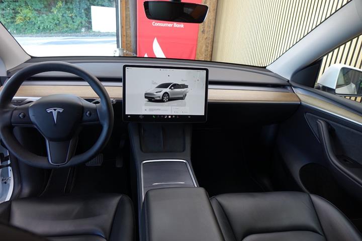 Hvid Tesla Model Y fra 2023
