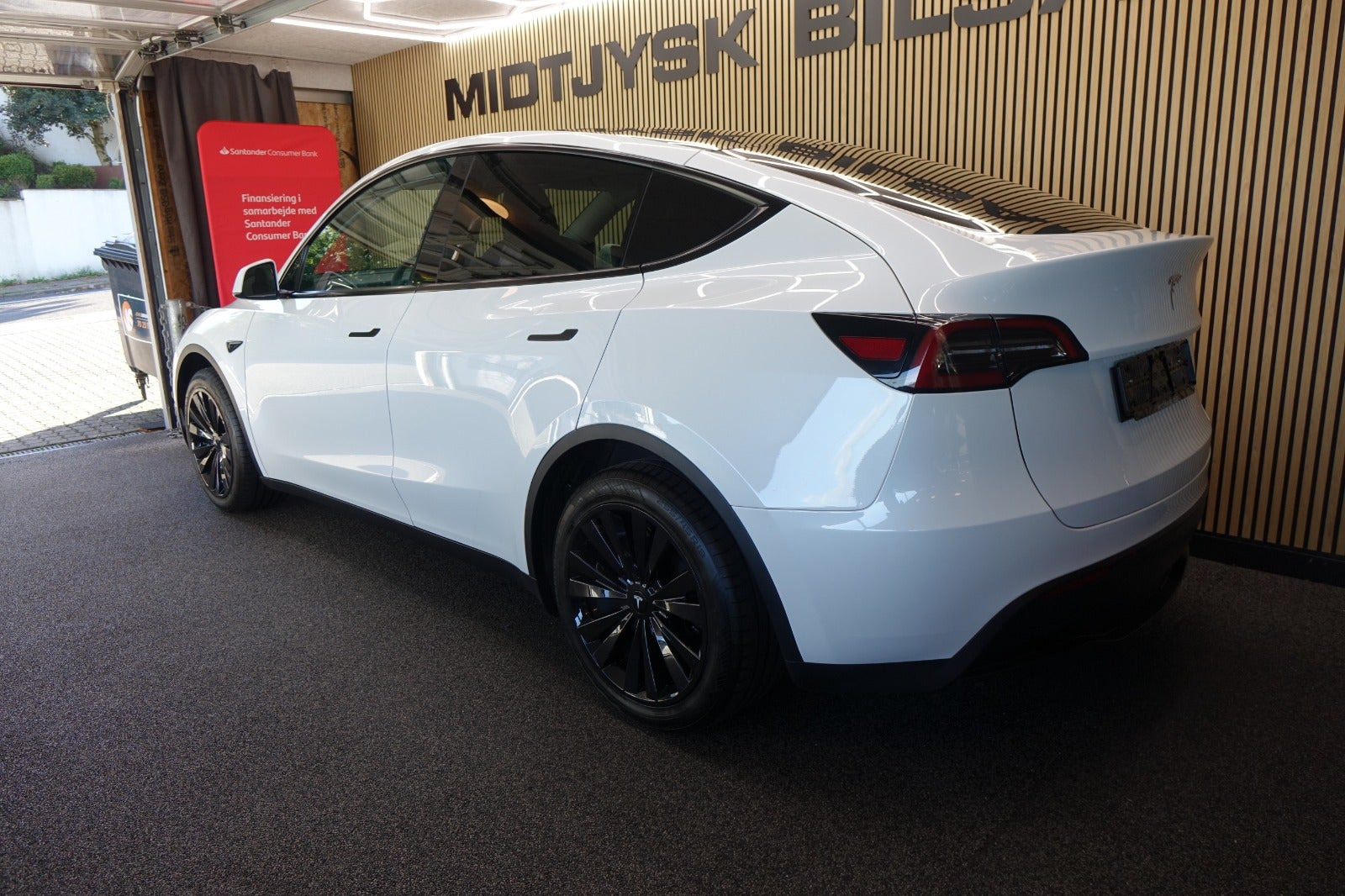 Hvid Tesla Model Y fra 2023