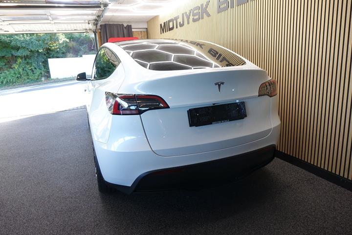Hvid Tesla Model Y fra 2023