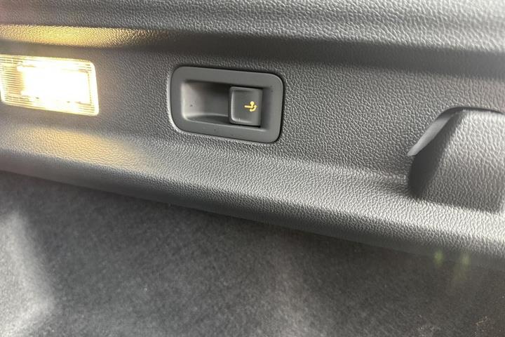 Grå Ford Explorer fra 2025
