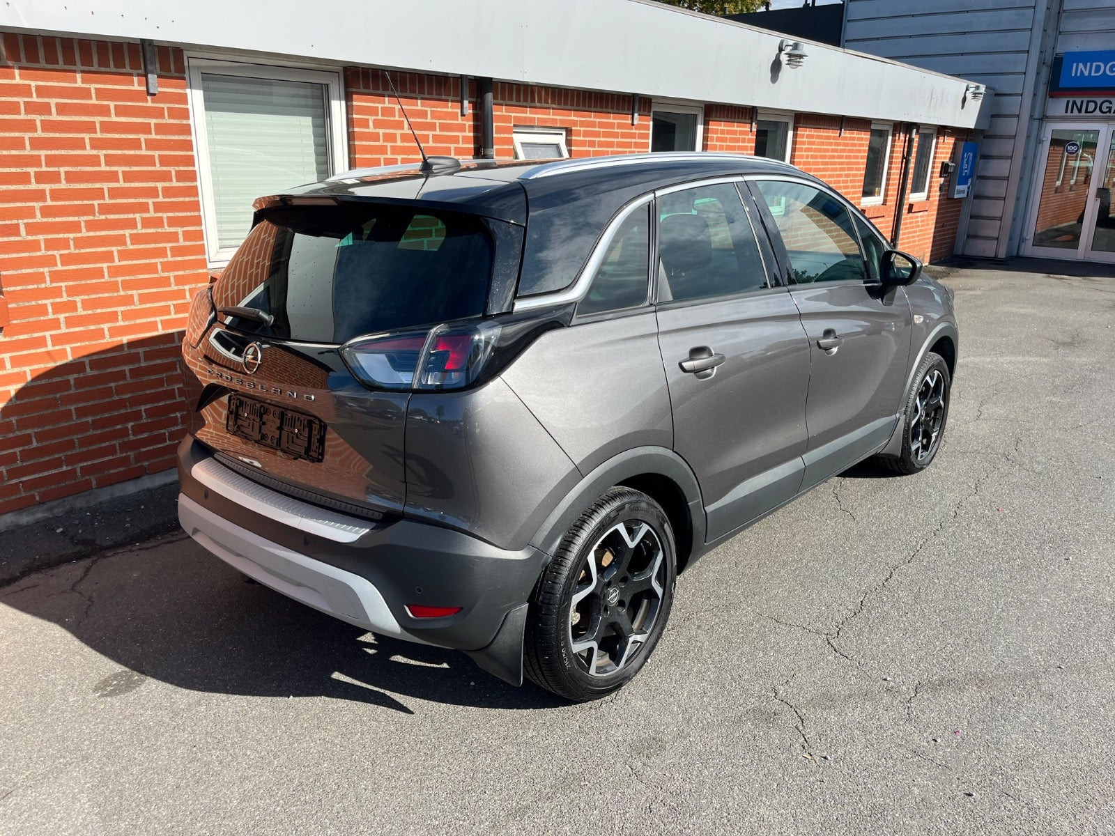 Grå Opel Crossland fra 2022