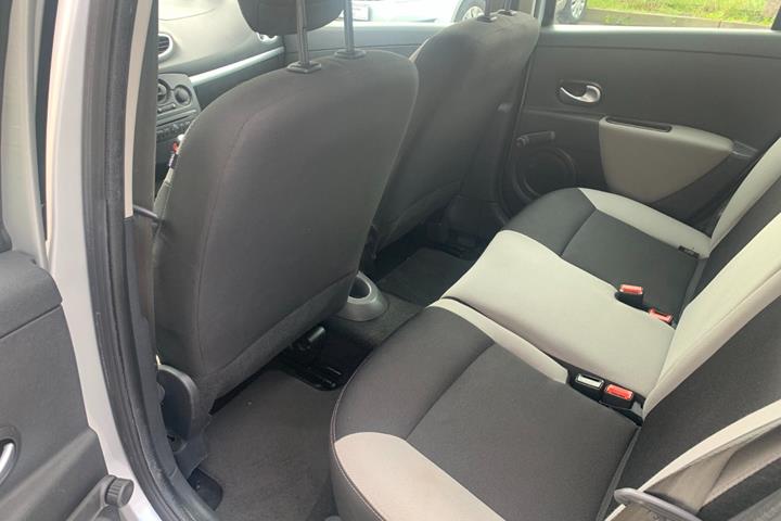 Sølv Renault Clio III fra 2012