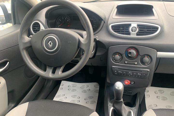 Sølv Renault Clio III fra 2012