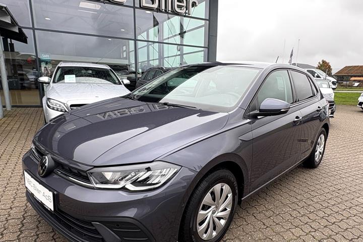 Grå VW Polo fra 2023 set udefra