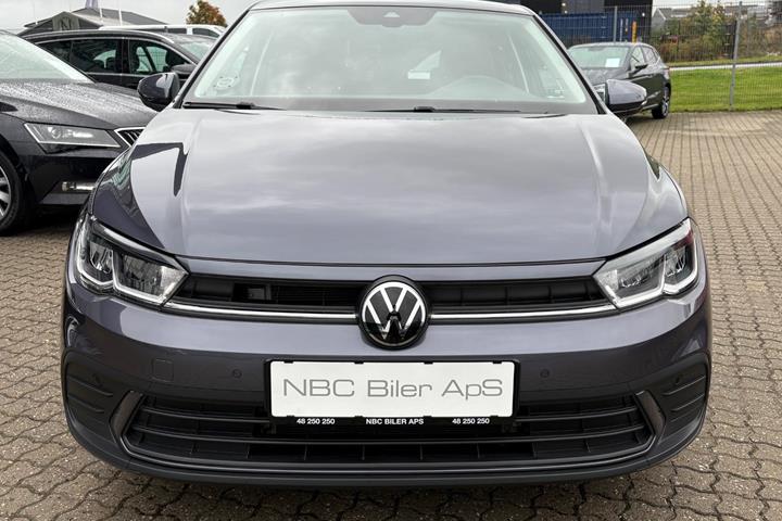 Grå VW Polo fra 2023