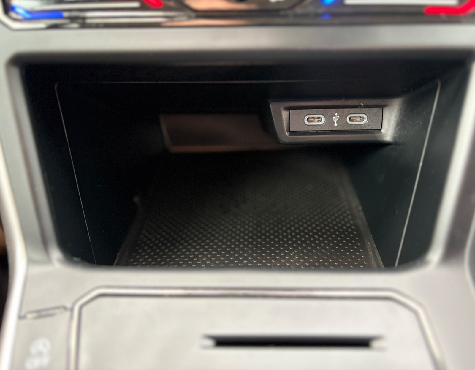 Grå VW Polo fra 2023