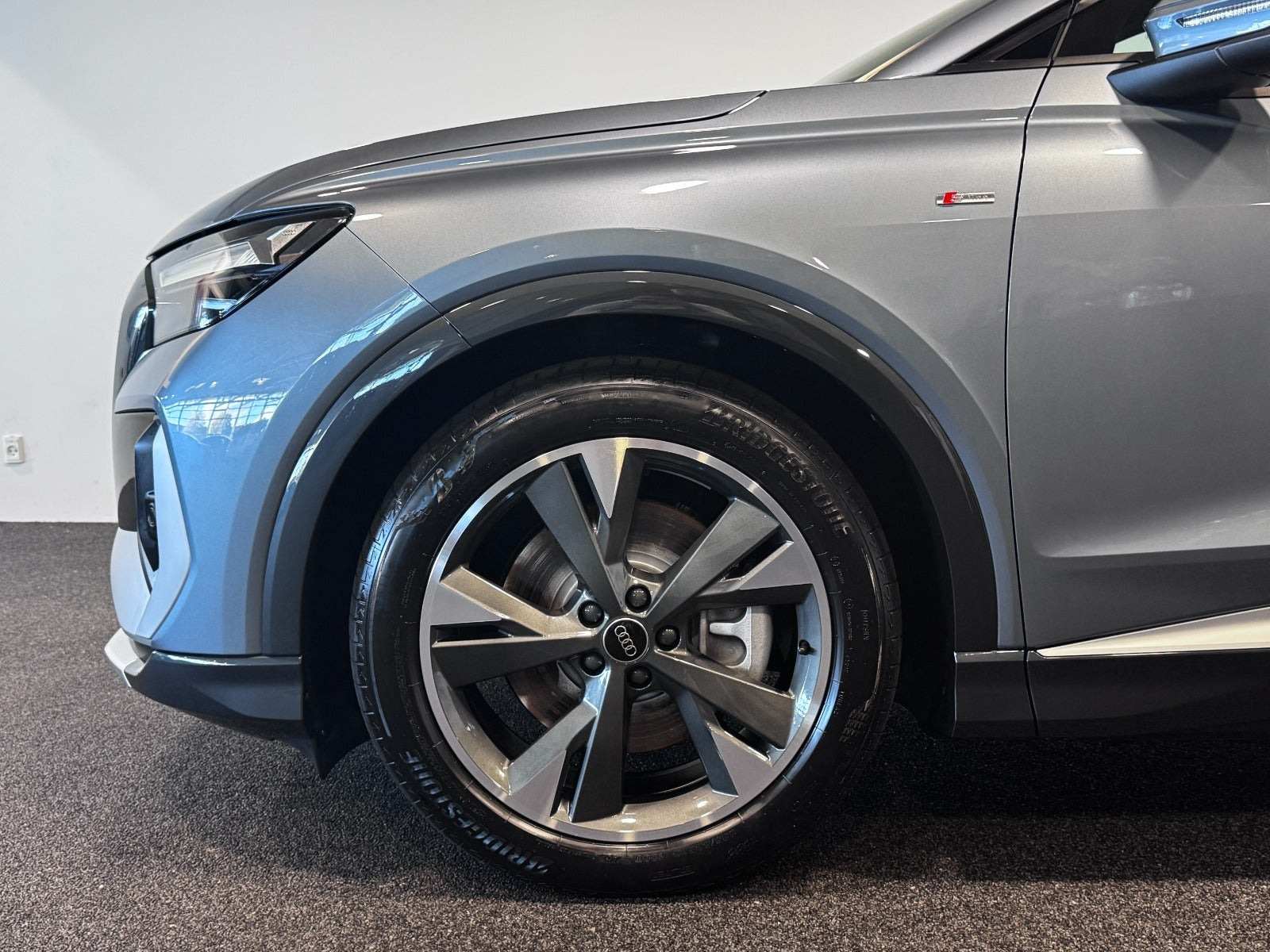 Blå Audi Q4 e-tron fra 2024