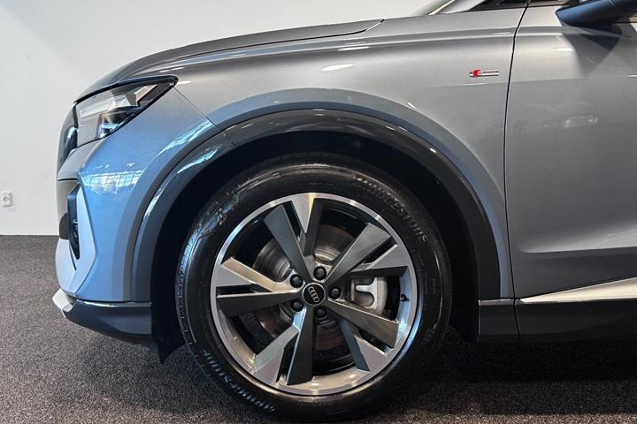 Blå Audi Q4 e-tron fra 2024