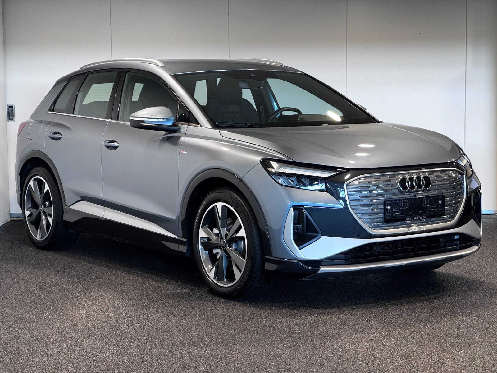 Blå Audi Q4 e-tron fra 2024