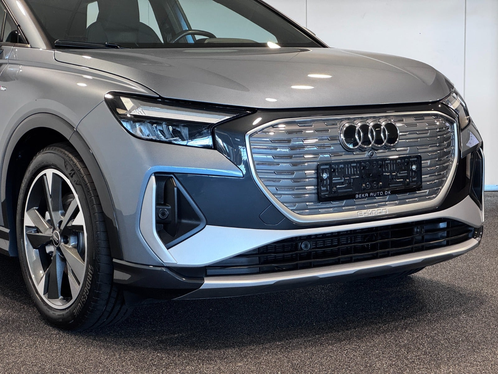 Blå Audi Q4 e-tron fra 2024