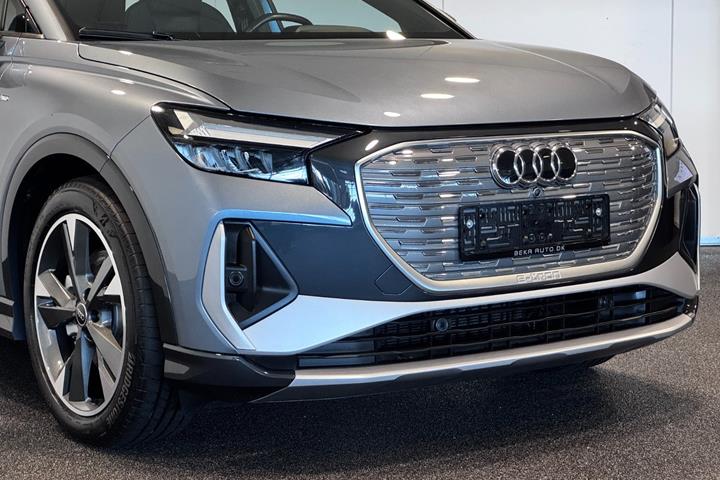 Blå Audi Q4 e-tron fra 2024