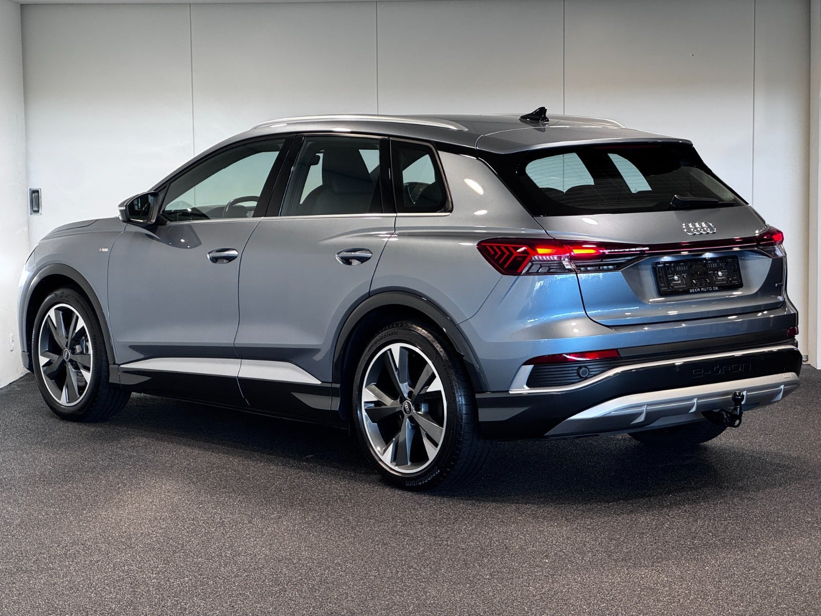 Blå Audi Q4 e-tron fra 2024