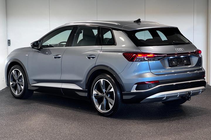 Blå Audi Q4 e-tron fra 2024
