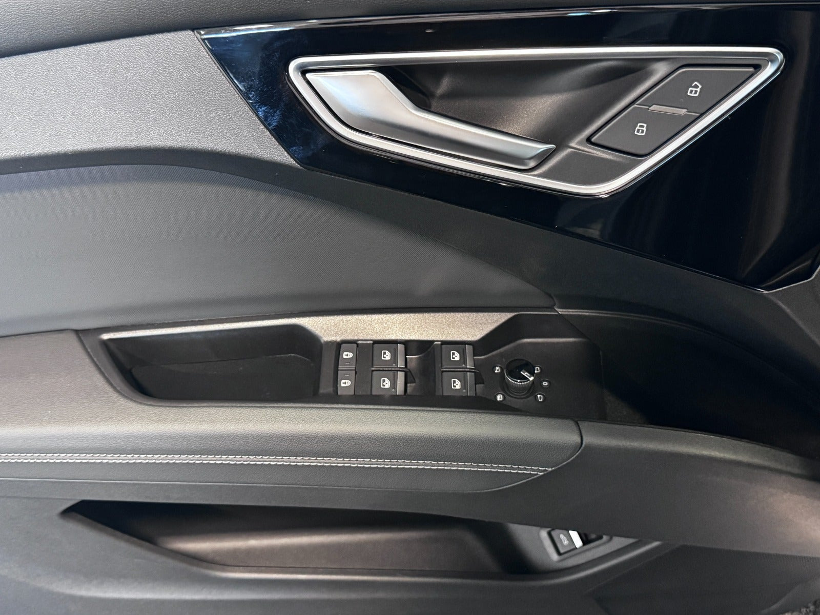 Blå Audi Q4 e-tron fra 2024