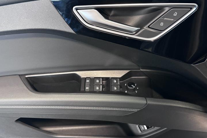 Blå Audi Q4 e-tron fra 2024