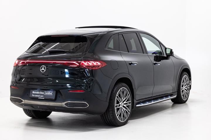 Grøn Mercedes EQE350 SUV fra 2025