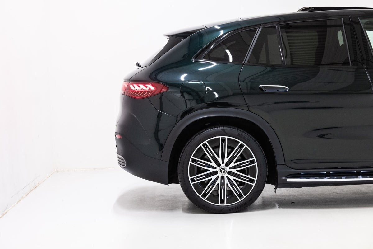 Grøn Mercedes EQE350 SUV fra 2025