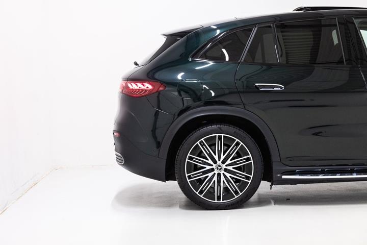 Grøn Mercedes EQE350 SUV fra 2025