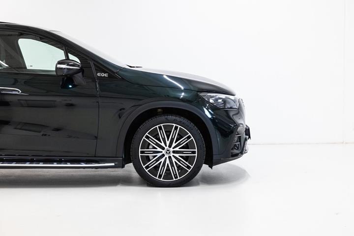 Grøn Mercedes EQE350 SUV fra 2025