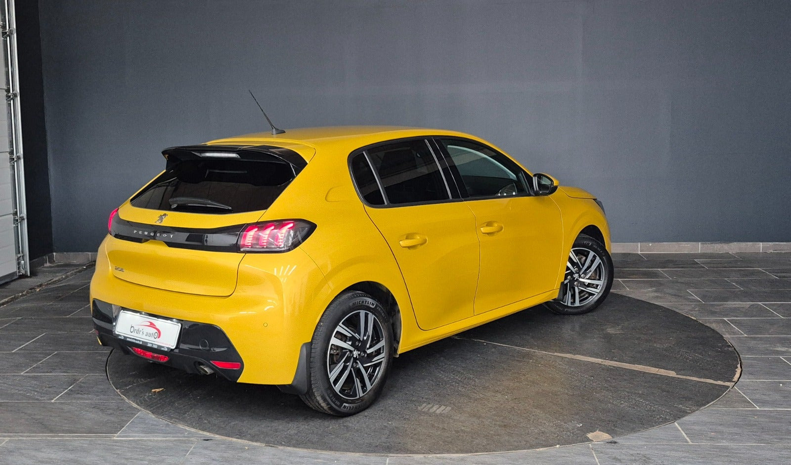 Gul Peugeot 208 fra 2020