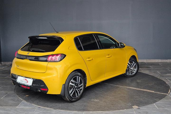 Gul Peugeot 208 fra 2020