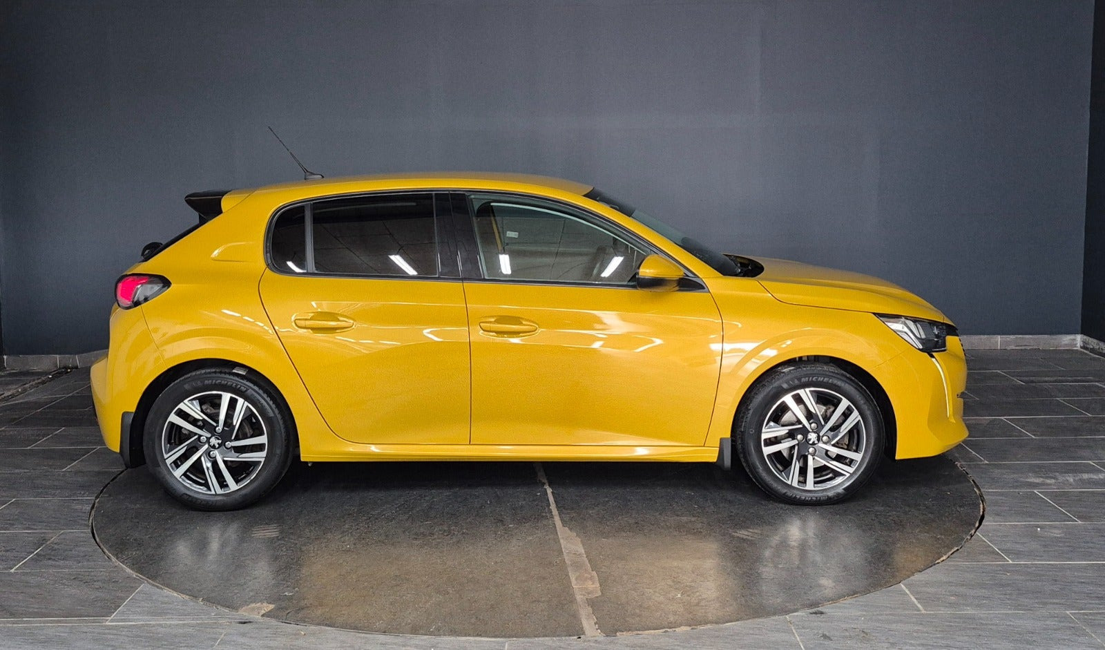 Gul Peugeot 208 fra 2020