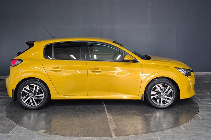 Gul Peugeot 208 fra 2020
