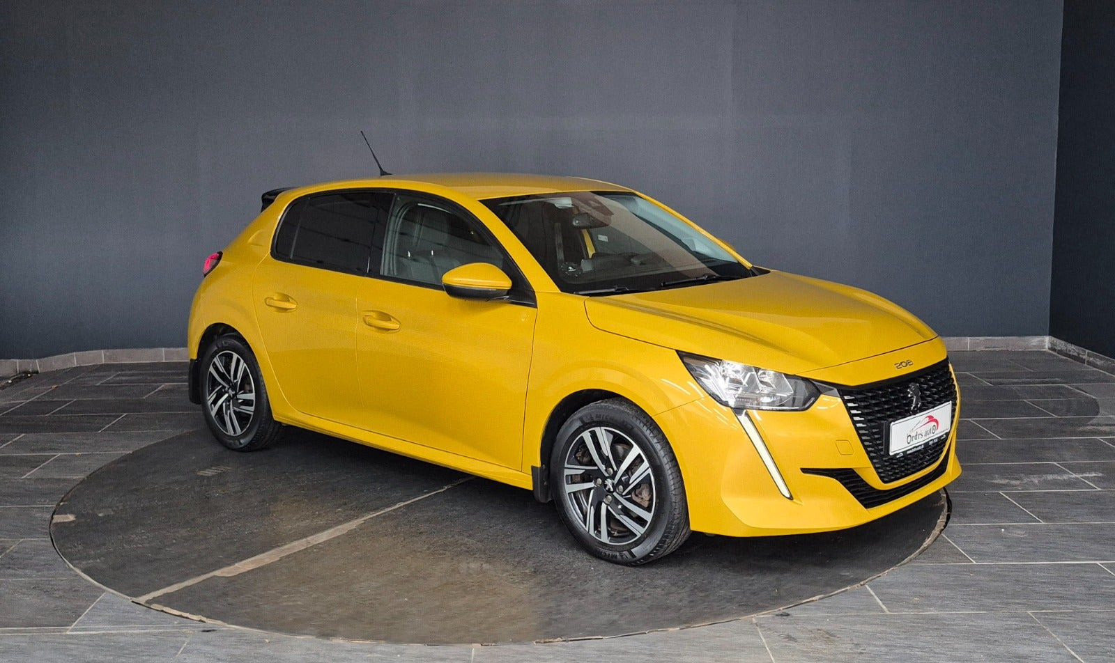Gul Peugeot 208 fra 2020