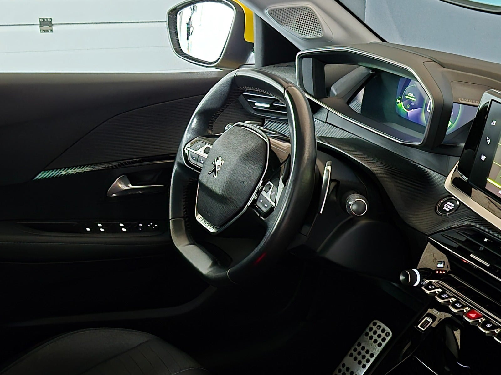 Gul Peugeot 208 fra 2020