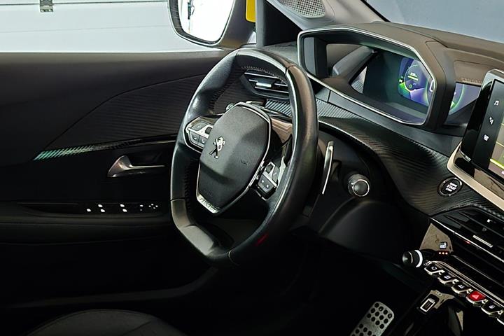 Gul Peugeot 208 fra 2020