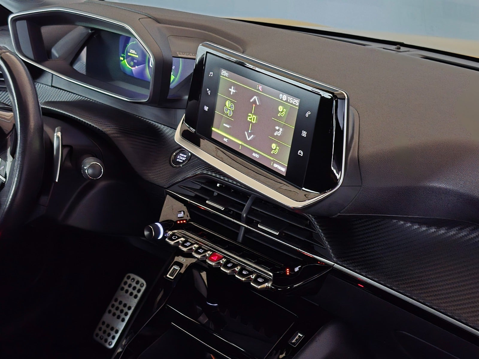 Gul Peugeot 208 fra 2020