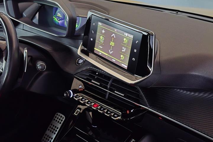 Gul Peugeot 208 fra 2020