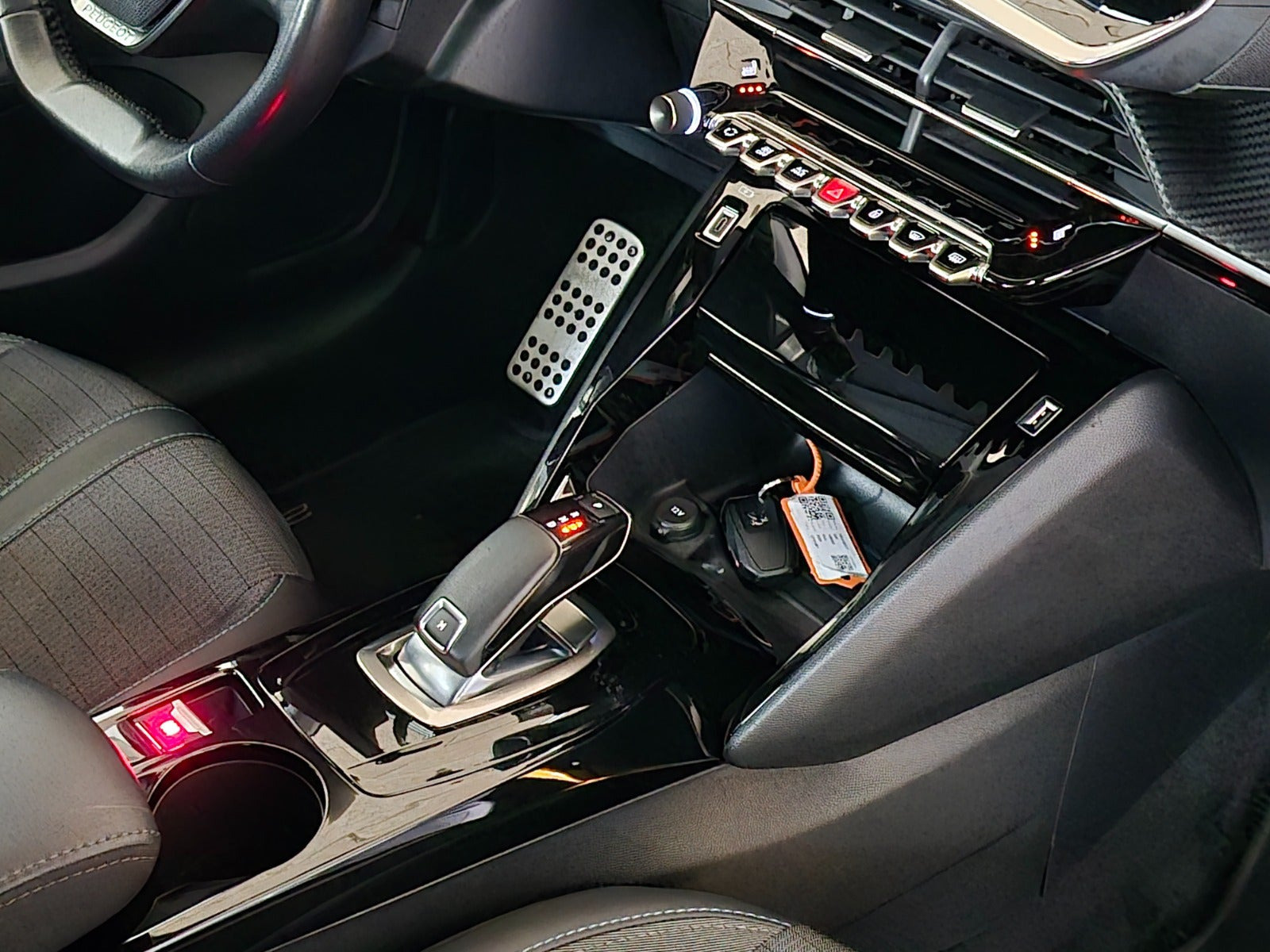 Gul Peugeot 208 fra 2020