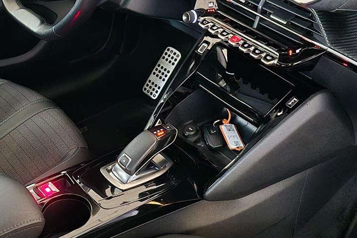 Gul Peugeot 208 fra 2020